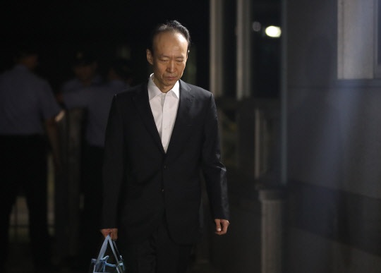 형기 만료로 석방되는 이재만 전 비서관  박근혜 정부 시절 국가정보원 특수활동비 상납에 관여한 혐의로 기소된 이른바 '문고리 3인방' 중 이재만 전 청와대 총무비서관이 23일 오전 형기 만료로 서울 동부구치소에서 석방되고 있다.   사진 = 연합뉴스